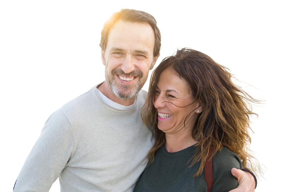 Ein Mann, der eine Frau im Arm hält